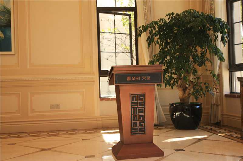 在標(biāo)識設(shè)計中，色彩帶給人的感受